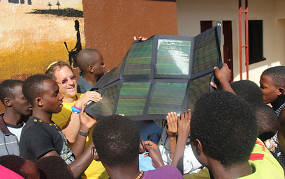 אברמוביץ מלמד יתומים בכפר נוער "אגוזו שלום" ברואנדה על אנרגיה סולארית, יוני 2012 (צילום: ערבה פאוור) (צילום: ערבה פאוור)