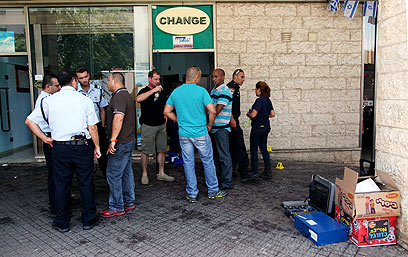 מחוץ לחנות בכרמיאל (צילום: אבישג שאר-ישוב) (צילום: אבישג שאר-ישוב)