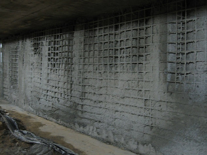 התזת בטון - מילוי ויישור קיר הכלונסאות (הקיר החיצוני של החניון) (צילום: לירן לוין, מנהל אתר CivilEng ) (צילום: לירן לוין, מנהל אתר CivilEng )