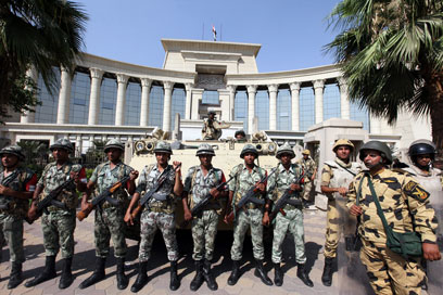 חיילים מגנים על בית המשפט החוקתי בקהיר (צילום: EPA) (צילום: EPA)