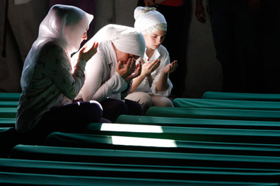 נשים מוסלמיות אבלות על יקיריהן שנרצחו בבוסניה בשנות ה-90 (צילום: AP) (צילום: AP)