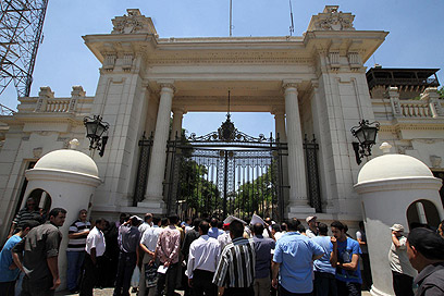 כולם דורשים משהו מהנשיא. המצרים צובאים על דלתות הארמון בקהיר (צילום: MCT) (צילום: MCT)