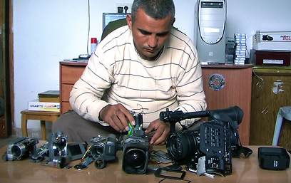 עימאד בורנאט וחמש המצלמות. הזווית שלו ()