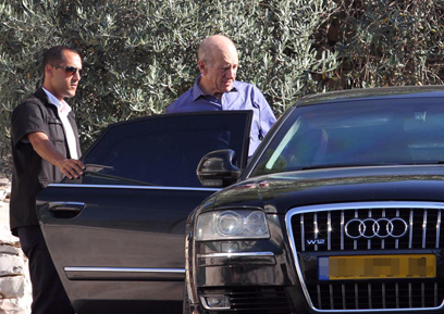 תיק הולילנד ייבחן? אולמרט בצאתו מביתו, הבוקר (צילום: גיל יוחנן)