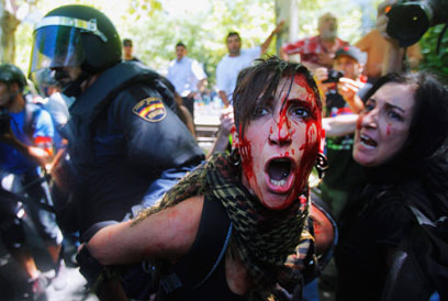 פצועה בהפגנה בבירת ספרד (צילום: AP) (צילום: AP)