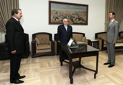 "הנשיא הסורי הוא זאב בודד שנדחק לפינה". אסד, מועלם ופארס (צילום: AP) (צילום: AP)