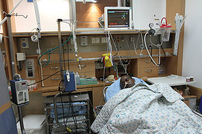 "דואג לאשתי שבהריון". הפצוע, בבית החולים (צילום: גיל יוחנן) (צילום: גיל יוחנן)