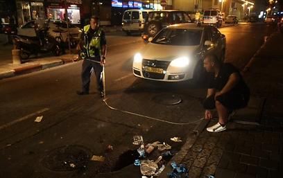 שוטרים בזירת התאונה, הלילה בתל אביב (צילום: מוטי קמחי) (צילום: מוטי קמחי)
