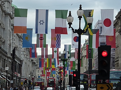 דגל ישראל מתנוסס בגאווה ברחובות לונדון (צילום: מודי קרייטמן) (צילום: מודי קרייטמן)