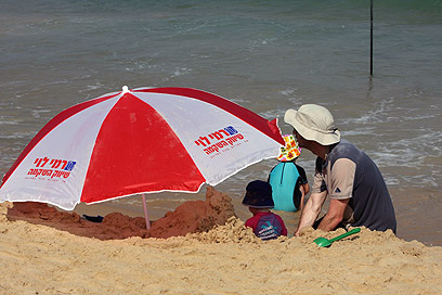 רק השמשייה מגנה בחול (צילום: אבי מועלם) (צילום: אבי מועלם)