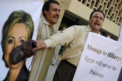 הפגנה נגד קלינטון בקהיר, היום (צילום: AFP) (צילום: AFP)