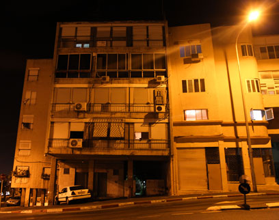 הבית שבו התגורר בחיפה בתקופה האחרונה  (צילום: אבישג שאר-ישוב) (צילום: אבישג שאר-ישוב)