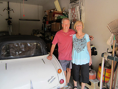 לא התייאש עד שמצא את המכונית הגנובה. ראסל ואשתו (צילום: AP) (צילום: AP)