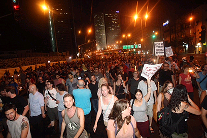 אלפים מול משרד השיכון בתל אביב (צילום: מוטי קמחי) (צילום: מוטי קמחי)