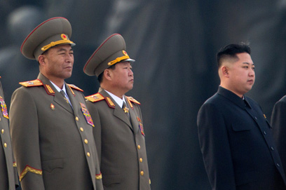 השליט, ג'ונג און, ומאחוריו (משמאל) הרמטכ"ל לשעבר, רי יונג הו (צילום: AFP) (צילום: AFP)
