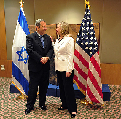 רואים בו את הנציג המתון של הממשלה הישראלית. אהוד ברק עם מזכירת המדינה קלינטון (צילום: אריאל חרמוני) (צילום: אריאל חרמוני)