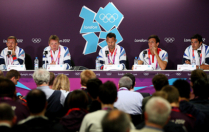 נבחרת בריטניה בכדורגל במסיבת העיתונאים (צילום: AP) (צילום: AP)