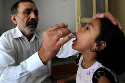 חיסון נגד פוליו בפשוואר (צילום: EPA) (צילום: EPA)