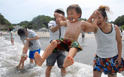ים של כיף לילדי פוקושימה (צילום: AP, Kyodo News) (צילום: AP, Kyodo News)