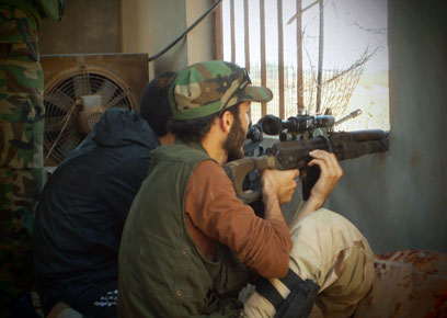 מתקפה כוללת על הבירה תחת השם "רעידת האדמה של סוריה". מורדים סורים (צילום: AFP, HO,  SHAAM NEWS NETWORK) (צילום: AFP, HO,  SHAAM NEWS NETWORK)