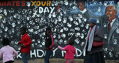 ציור קיר עם דיוקן של מנדלה ברחוב ביוהנסבורג (צילום: AP) (צילום: AP)