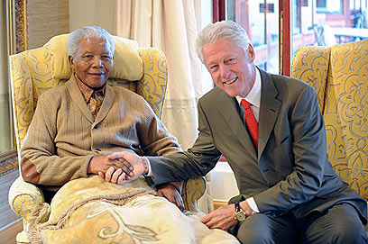 מנדלה עם נשיא ארה"ב לשעבר ביל קלינטון בשנה שעברה (צילום: רויטרס) (צילום: רויטרס)