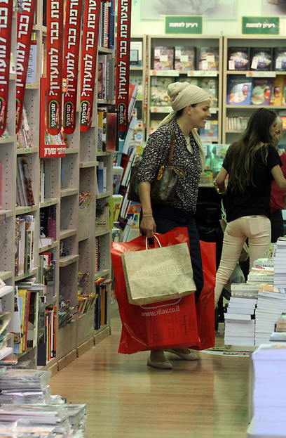 גם בחנות ספרים היא ביקרה. לינור אברג'יל (צילום: ג'קי יעקב) (צילום: ג'קי יעקב)