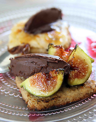 מתוקים טבעוניים - גנאש שוקולד על עוגיית תבלינים ופירות (צילום: אורי שביט ) (צילום: אורי שביט )