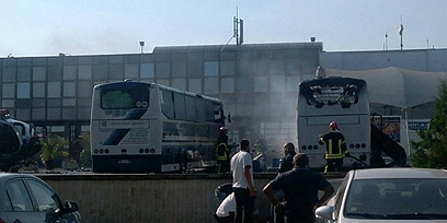האוטובוסים השרופים לאחר הפיגוע ()