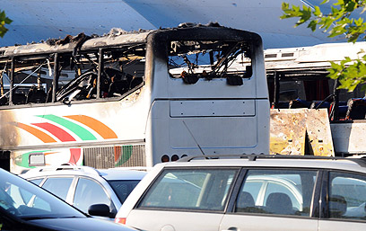 האוטובוס השרוף בשדה התעופה בבורגס (צילום: AFP) (צילום: AFP)