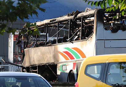 האוטובוס השרוף בשדה התעופה בבורגס (צילום: רויטרס) (צילום: רויטרס)