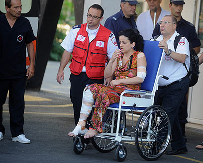 פצועה ישראלית מפונה מבית החולים בבולגריה (צילום: EPA) (צילום: EPA)