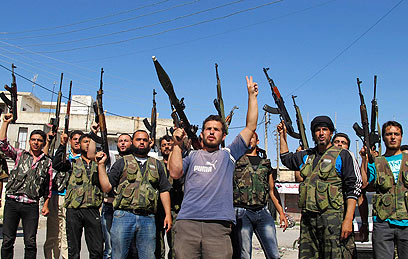 מלחמת תעמולה נגד המשטר בדמשק. מורדים סורים בחלב (צילום: רויטרס) (צילום: רויטרס)