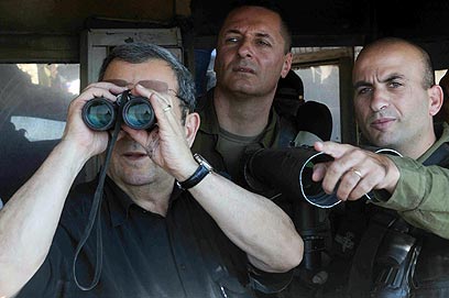 שר הביטחון ברמת הגולן. ישראל עוקבת בדריכות (צילום: אביהו שפירא) (צילום: אביהו שפירא)