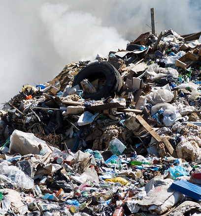 פסולת מסוכנת - מגיעה למטמנות ומסכנת את מי התהום (צילום: shutterstock) (צילום: shutterstock)