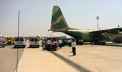 מטוס ההרקולס שהביא את הפצועים אחרי נחיתתו בנתב"ג (צילום: קבוצת העיתונאים רוטרניק) (צילום: קבוצת העיתונאים רוטרניק)