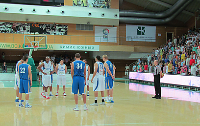 השחקנים עומדים דקת דומייה (צילום: איגוד הכדורסל) (צילום: איגוד הכדורסל)