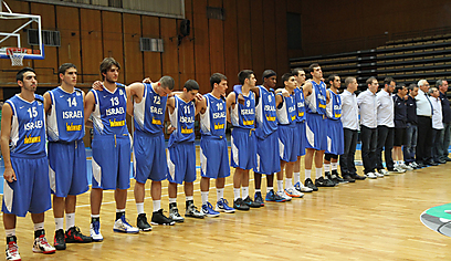 שחקני הנבחרת עומדים דקת דומייה (צילום: לילך וייס) (צילום: לילך וייס)