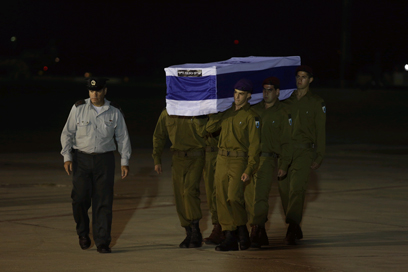 חיילים נושאים את ארון אחד ההרוגים (צילום: אוהד צויגנברג) (צילום: אוהד צויגנברג)