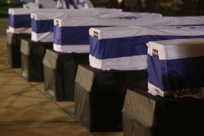 חמישה ארונות, חמישה נרצחים ישראלים (צילום: אוהד צויגנברג) (צילום: אוהד צויגנברג)