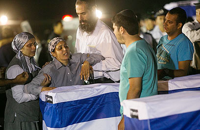 ארונות הנרצחים הגיעו לישראל שלשום (צילום: אוהד צויגנברג) (צילום: אוהד צויגנברג)