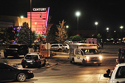 כוחות החירום סמוך לבית הקולנוע שבו אירע הירי (צילום: EPA) (צילום: EPA)