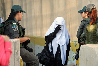 פלסטינית בדרך לתפילה באזור בית לחם (צילום: AFP) (צילום: AFP)