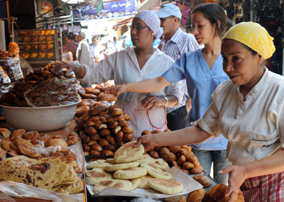 עורכים קניות לרמדאן במרוקו (צילום: AFP) (צילום: AFP)