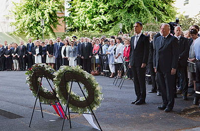 מלך נורבגיה (מימין) וראש הממשלה חולקים כבוד לנספים (צילום: AP) (צילום: AP)
