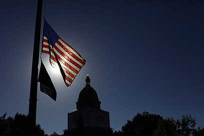 דגל ארה"ב ליד הקפיטול מונף בחצי התורן, לזכר הקורבנות (צילום: AFP) (צילום: AFP)