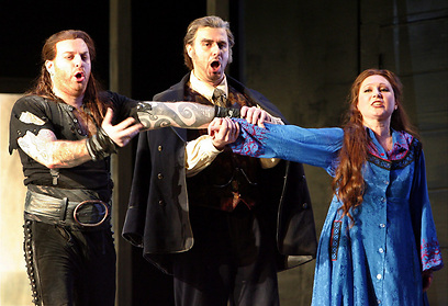 יבגני ניקיטין (מימין) על במת האופרה. החזה מוסתר (צילום: EPA) (צילום: EPA)
