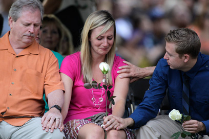 בני משפחות הקורבנות (צילום: AP) (צילום: AP)