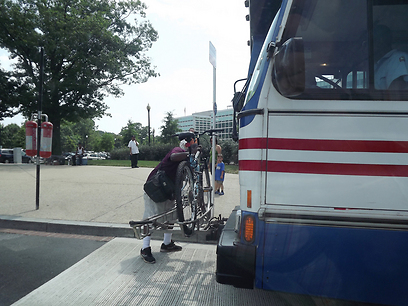 מתי אצלנו? רוכב מעמיס אופניים על אוטובוס ציבורי (צילום: אבי גנאור) (צילום: אבי גנאור)