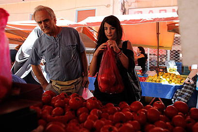 פראסה בשוק באתונה (צילום: AP) (צילום: AP)